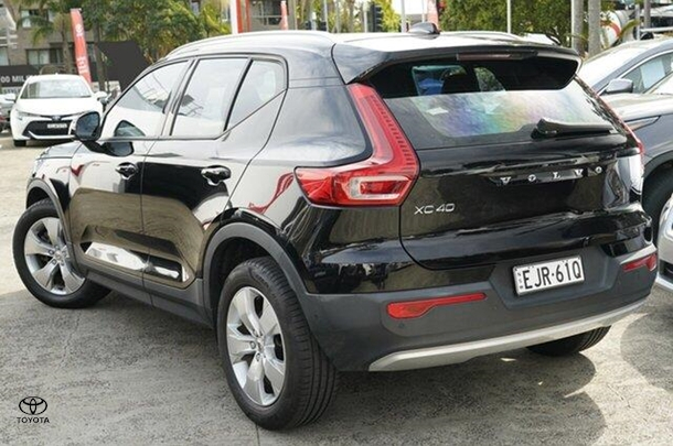 2020 Volvo XC40 T4 Momentum in Black