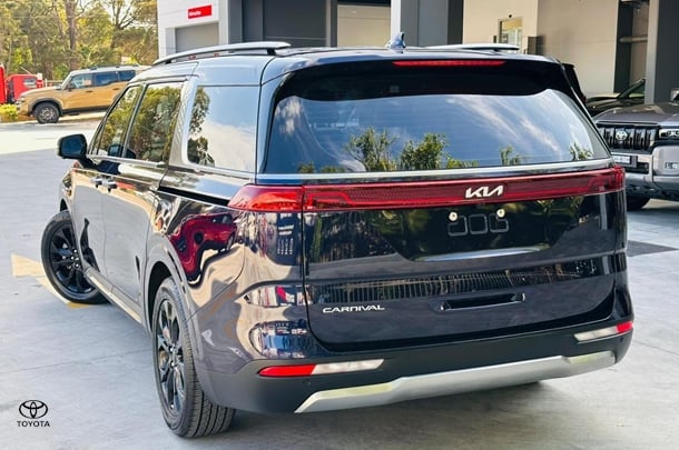 2022 Kia Carnival Platinum in Blue