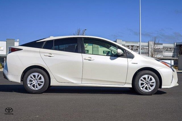 2017 Toyota Prius Base in White