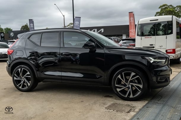 2018 Volvo XC40 D4 R-Design in Black