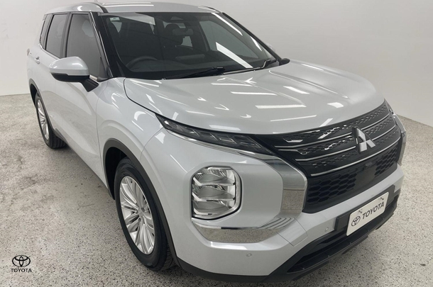 Image of 2022 Mitsubishi Outlander ES