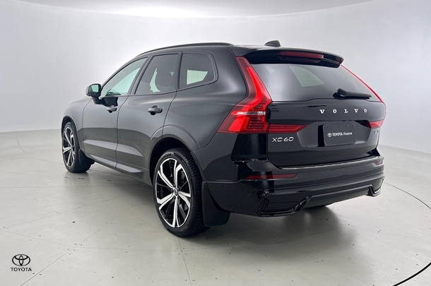 2021 Volvo XC60 B6 R-Design in Black