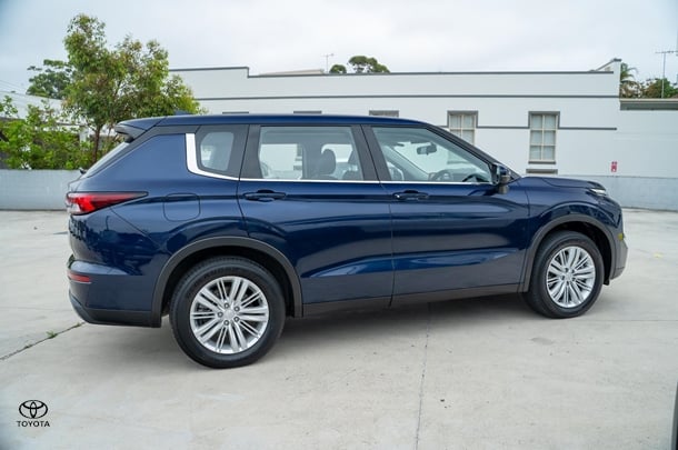 2023 Mitsubishi Outlander ES in Blue