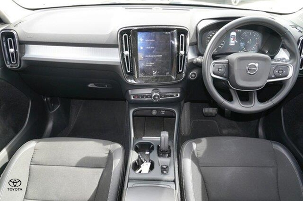 2020 Volvo XC40 T4 Momentum in Black