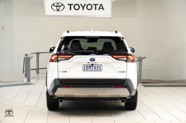 2024 Toyota RAV4 GXL in White