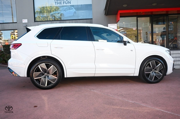 2024 Volkswagen Touareg 210TDI R-Line in White
