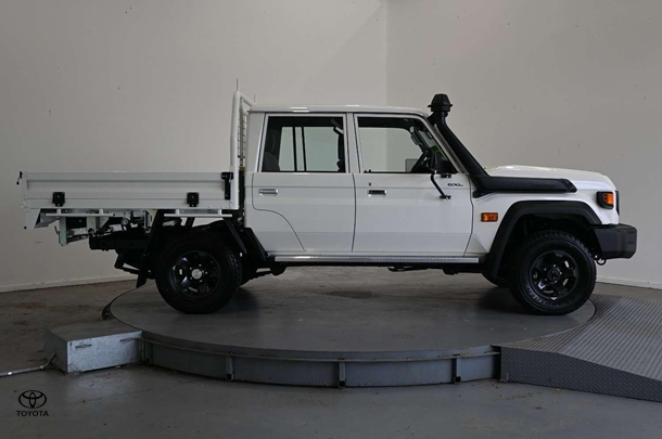 2025 Toyota Landcruiser GXL in White