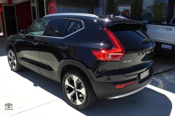 2022 Volvo XC40 Plus B4 in Black