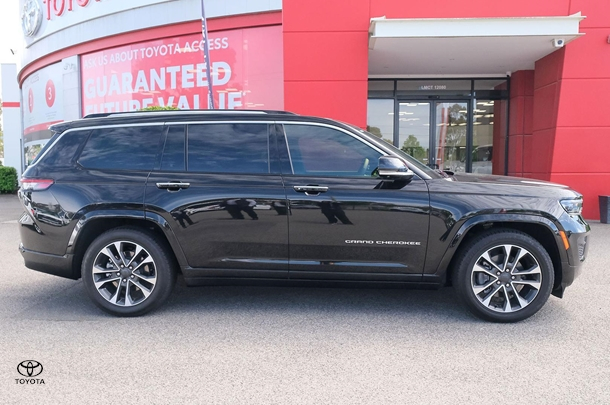 2023 Jeep Grand Cherokee Overland in Black