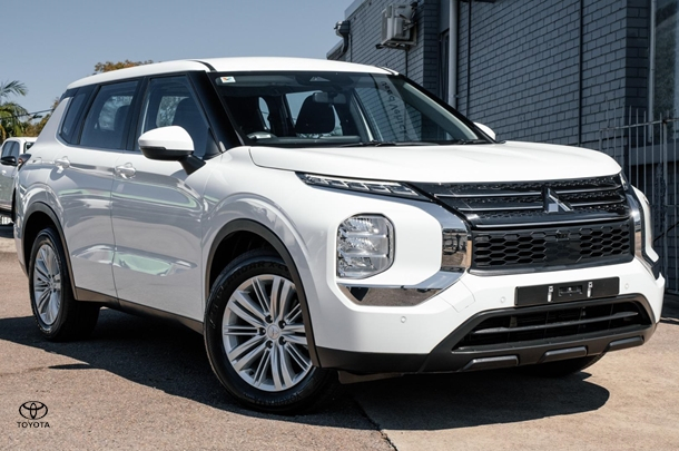 2024 Mitsubishi Outlander ES in White