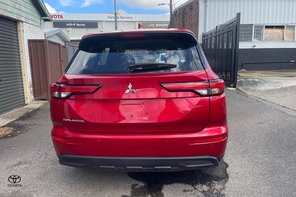 2023 Mitsubishi Outlander ES in Red