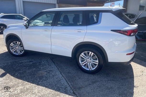 2024 Mitsubishi Outlander ES in White