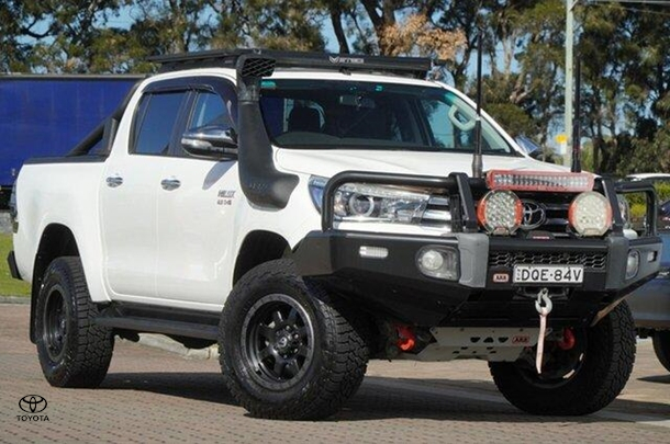 Image of 2015 Toyota Hilux SR5