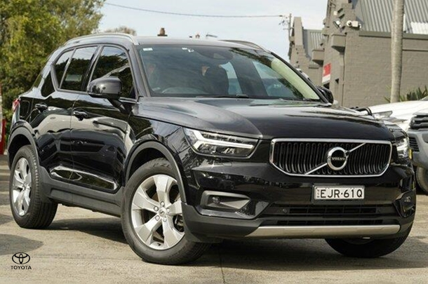 2020 Volvo XC40 T4 Momentum in Black