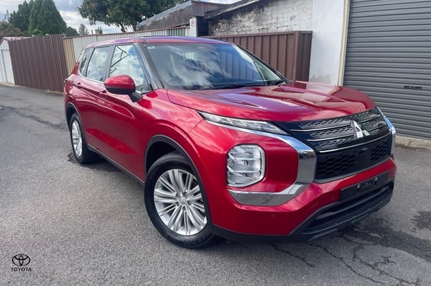 2023 Mitsubishi Outlander ES in Red