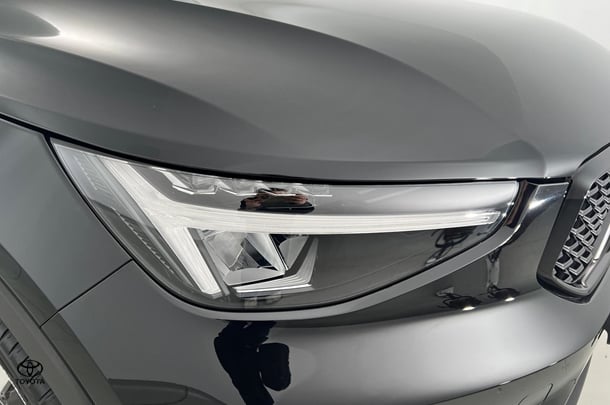 2023 Volvo XC40 Ultimate B5 Dark in Black