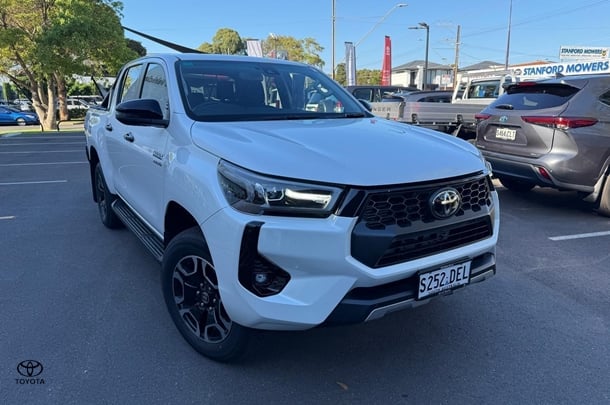 Image of 2024 Toyota Hilux 4x4 SR5