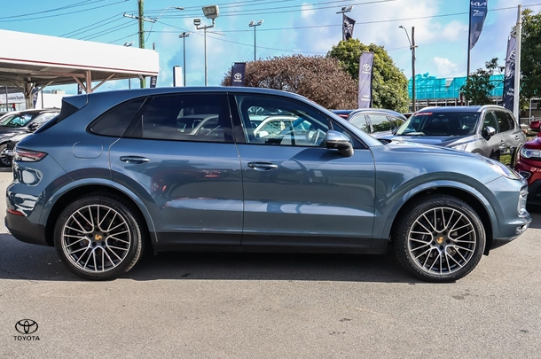 2018 Porsche Cayenne Base in Blue