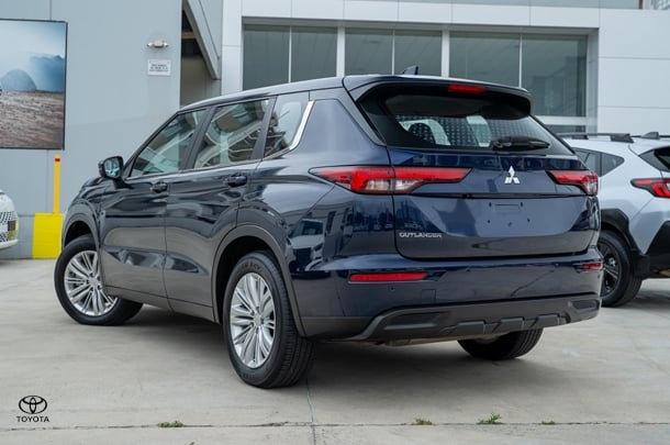 2023 Mitsubishi Outlander ES in Blue