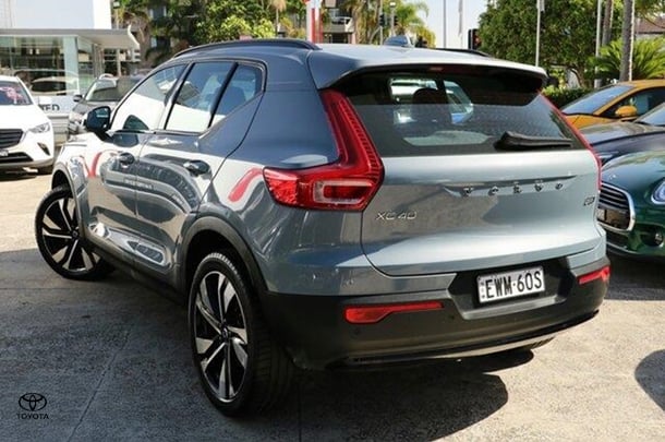 2022 Volvo XC40 Ultimate B5 Dark in Thunder Grey