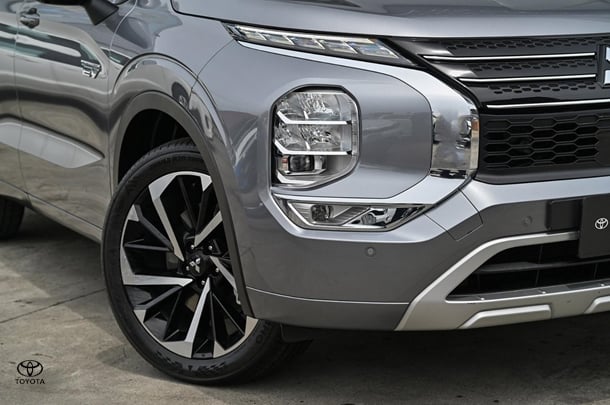 2023 Mitsubishi Outlander PHEV Exceed in Grey