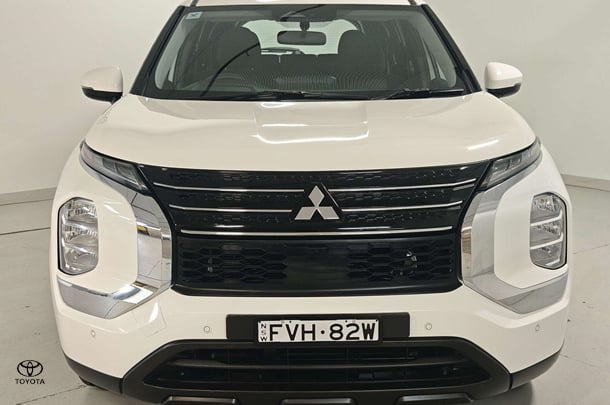 2022 Mitsubishi Outlander ES in White