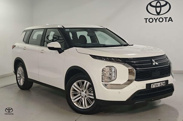 2022 Mitsubishi Outlander ES in White