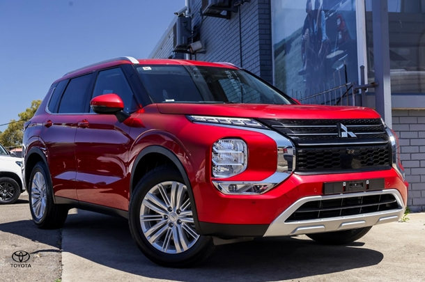 2023 Mitsubishi Outlander LS in Red