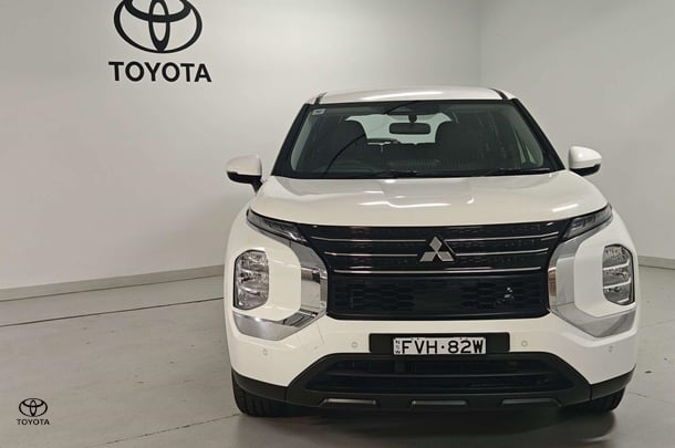 2022 Mitsubishi Outlander ES in White