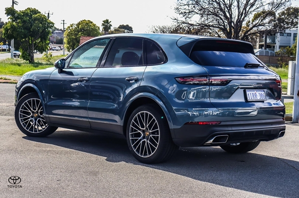 2018 Porsche Cayenne Base in Blue