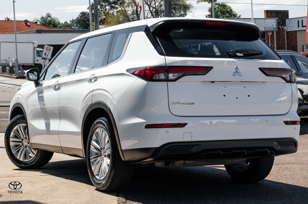 2024 Mitsubishi Outlander ES in White