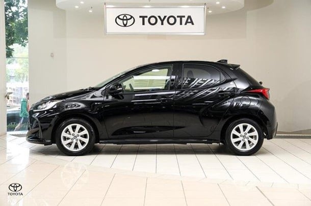 2024 Toyota Yaris SX Hybrid in Black