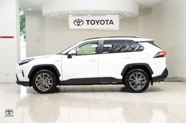 2024 Toyota RAV4 GXL in White