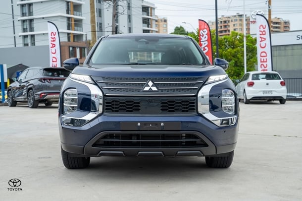 2023 Mitsubishi Outlander ES in Blue