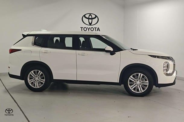 2022 Mitsubishi Outlander ES in White