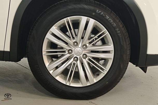 2022 Mitsubishi Outlander ES in White