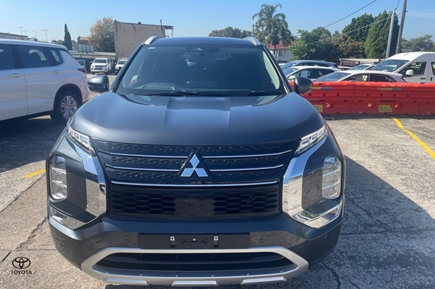 2023 Mitsubishi Outlander LS in Grey