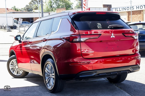 2023 Mitsubishi Outlander LS in Red