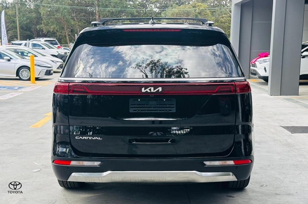 2022 Kia Carnival Platinum in Black