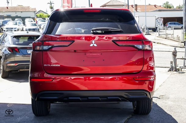 2023 Mitsubishi Outlander LS in Red