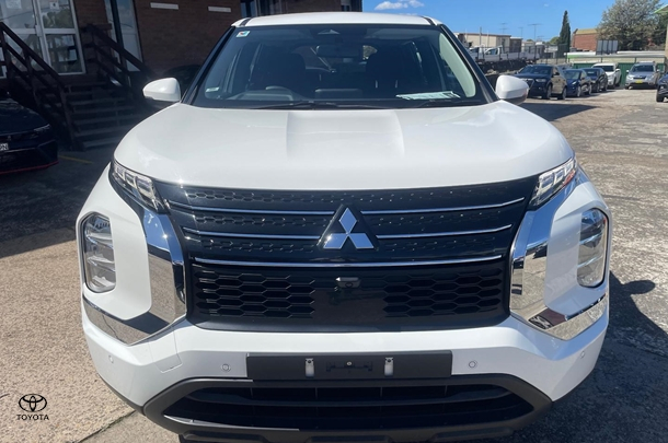 2024 Mitsubishi Outlander ES in White