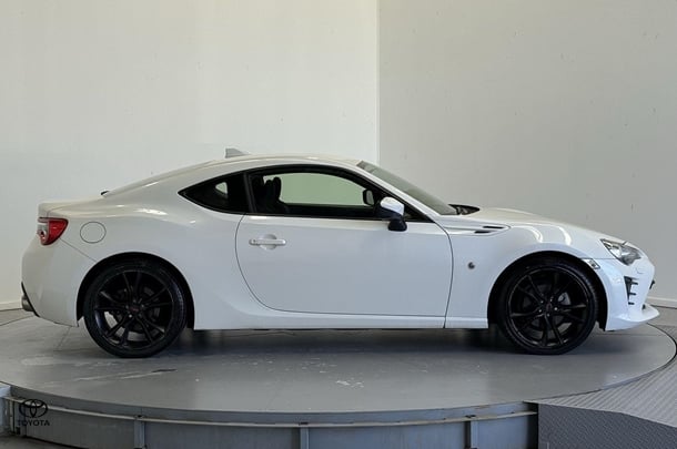 2017 Toyota 86 GT in White