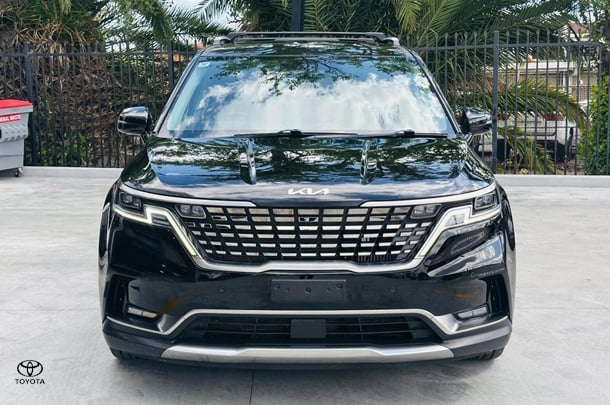 2022 Kia Carnival Platinum in Black