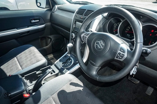 2015 Suzuki Grand Vitara Navigator in White