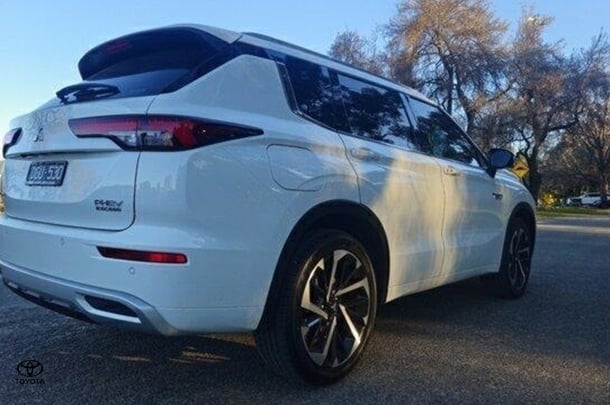 2024 Mitsubishi Outlander PHEV Exceed in White