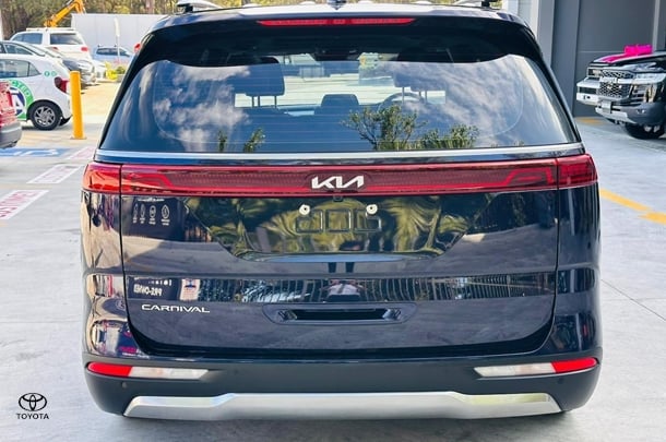 2022 Kia Carnival Platinum in Blue