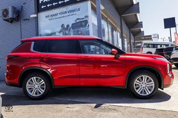 2023 Mitsubishi Outlander LS in Red