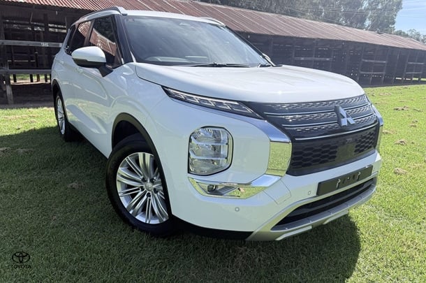 Image of 2022 Mitsubishi Outlander LS