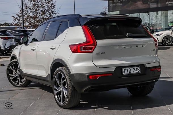 2021 Volvo XC40 T5 R-Design in White