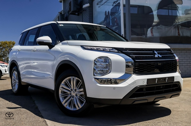 2023 Mitsubishi Outlander ES in White